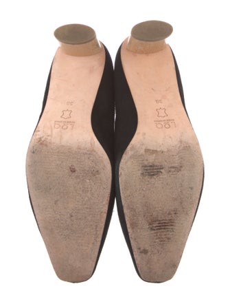 LOQ Suede Pumps