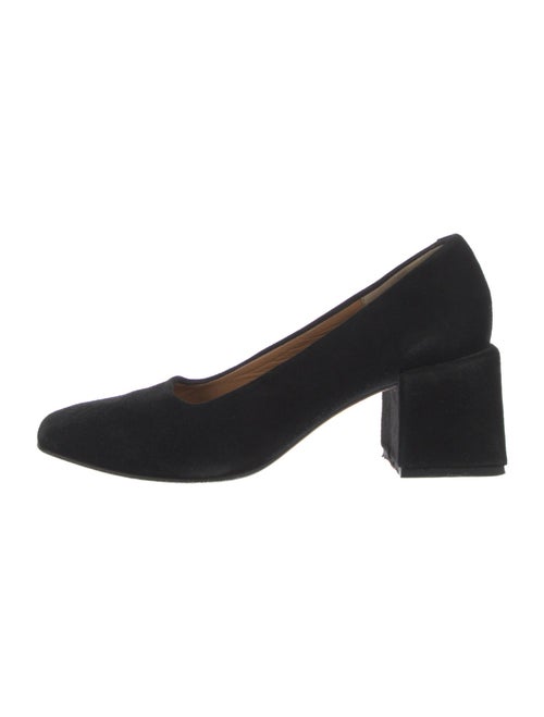 LOQ Suede Pumps