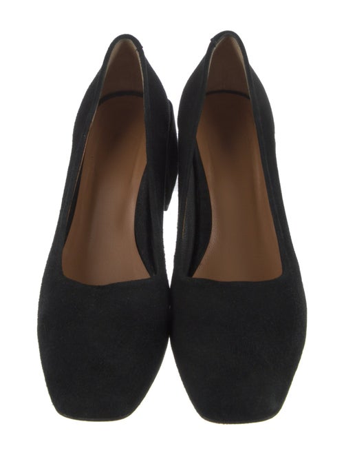 LOQ Suede Pumps