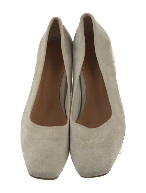 LOQ Suede Pumps
