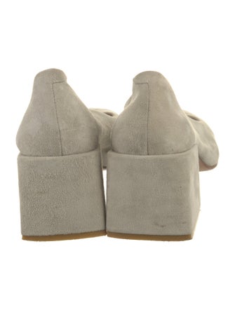 LOQ Suede Pumps