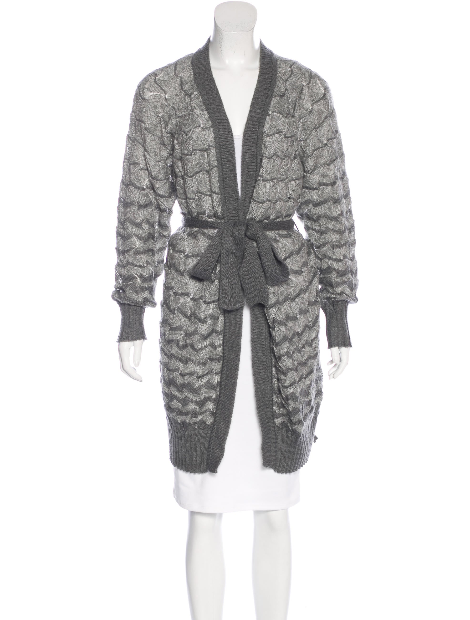 SIZE CHART From varsity-style pullovers to long cardigans, mix and match different layers to create your own look. With thick to light textures, try a bold coloured slouchy knit over shorts or pair a printed cropped jumper with high-waisted jeans for a modern twist to the classic wardrobe staple.