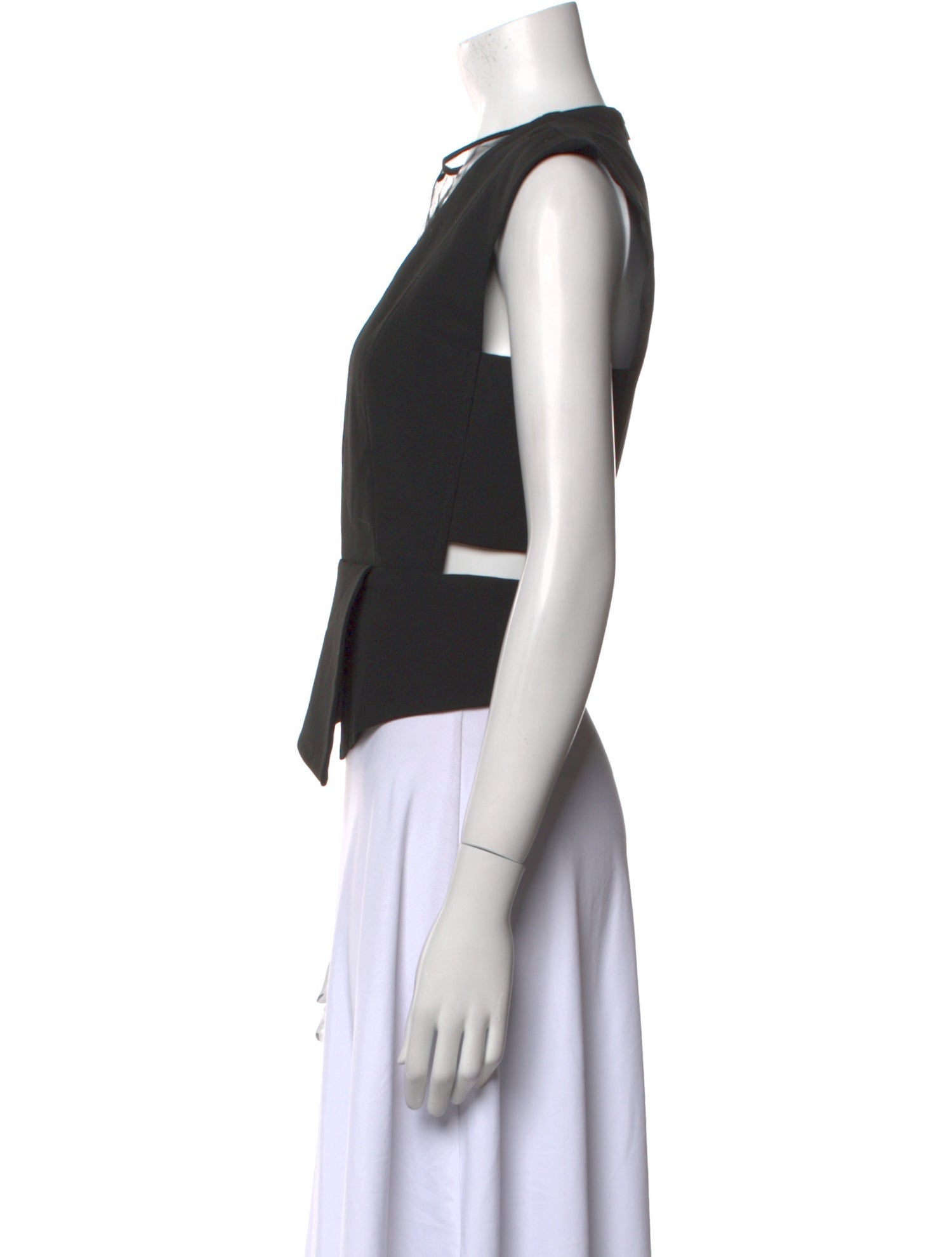 Michelle Mason Crew Neck Sleeveless Crop Top