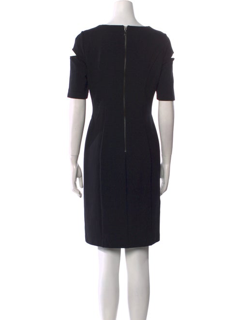 Nuè Bateau Neckline Knee-Length Dress
