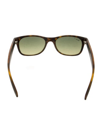 Ray-Ban Wayfarer Tinted Sunglasses