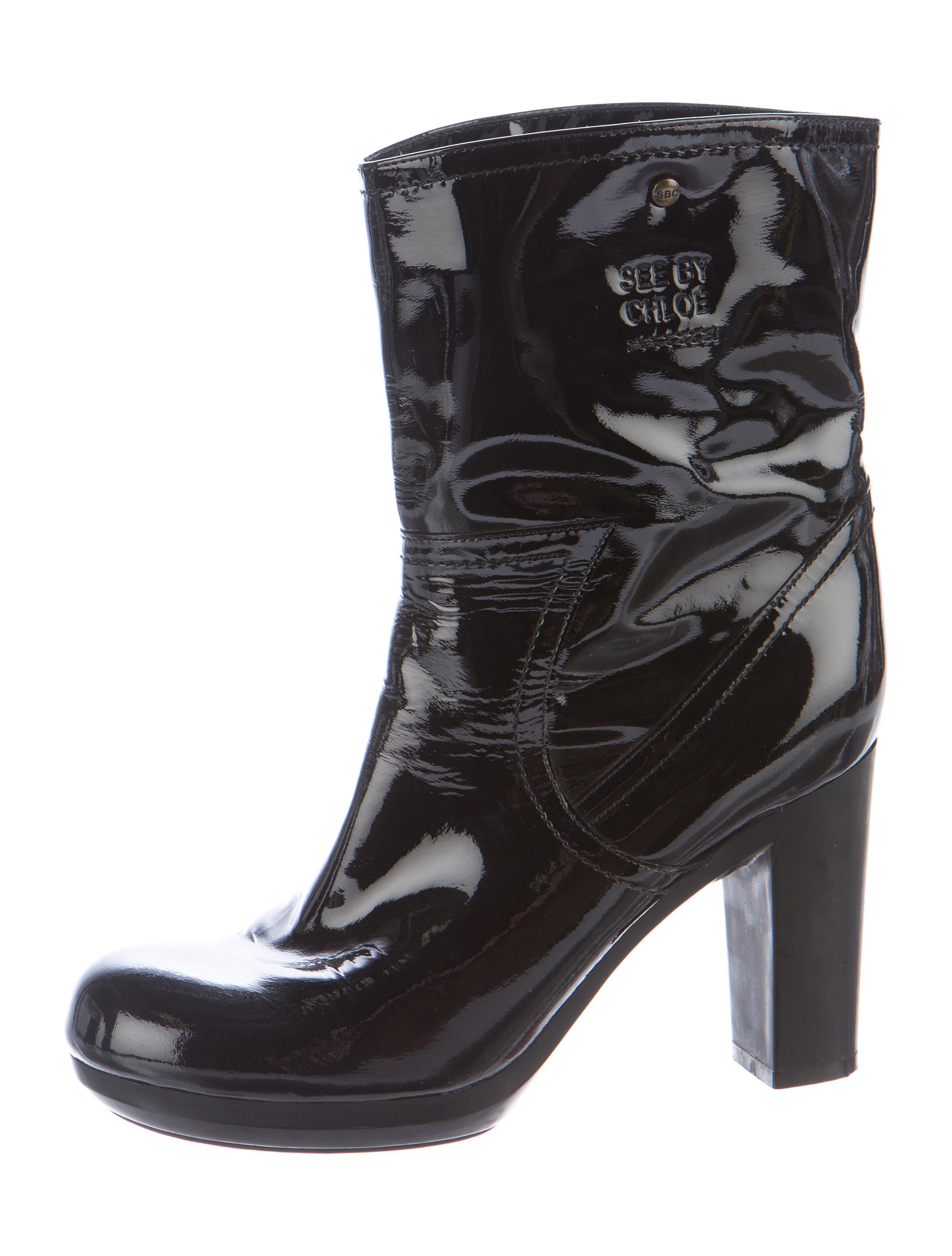 All Listings Women's Shoes Ensure your shoe collection has every silhouette it needs with everything from timeless classics to runway-worthy creations. Shop the range for easy-to-wear pumps, statement high heels and biker boots.