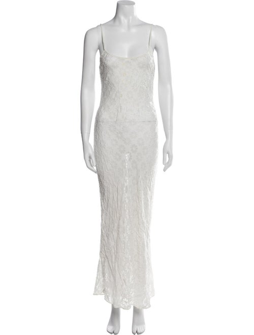 SUPER RÉAL: Claudia Schiffer Square Neckline Long Dress