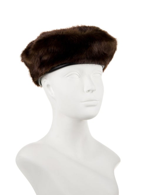 STAND STUDIO SOLENE FUR BERET