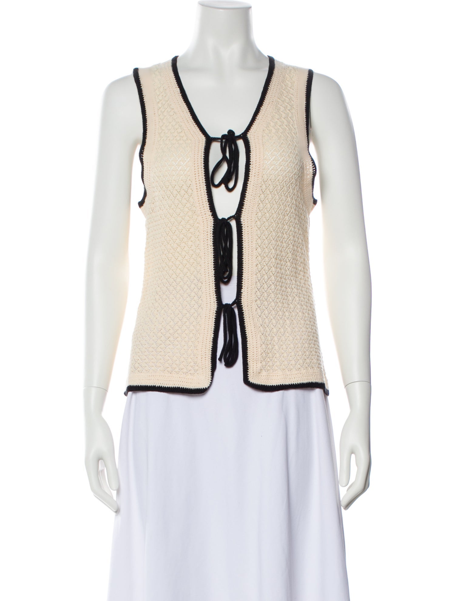 The Garment Scoop Neck Sleeveless Top