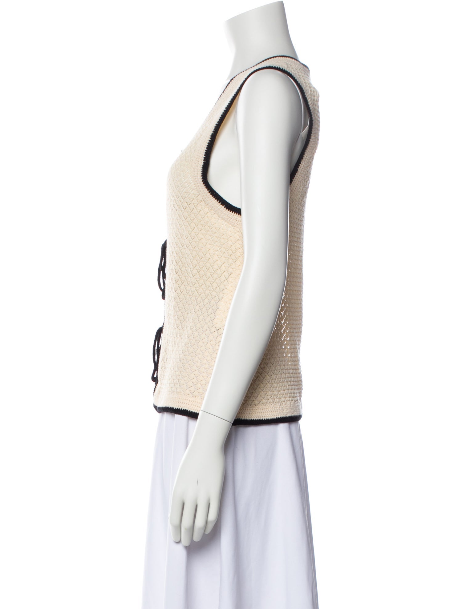 The Garment Scoop Neck Sleeveless Top