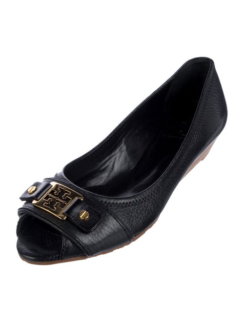 Tory Burch Signature Logo Leather Pumps