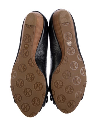 Tory Burch Signature Logo Leather Pumps