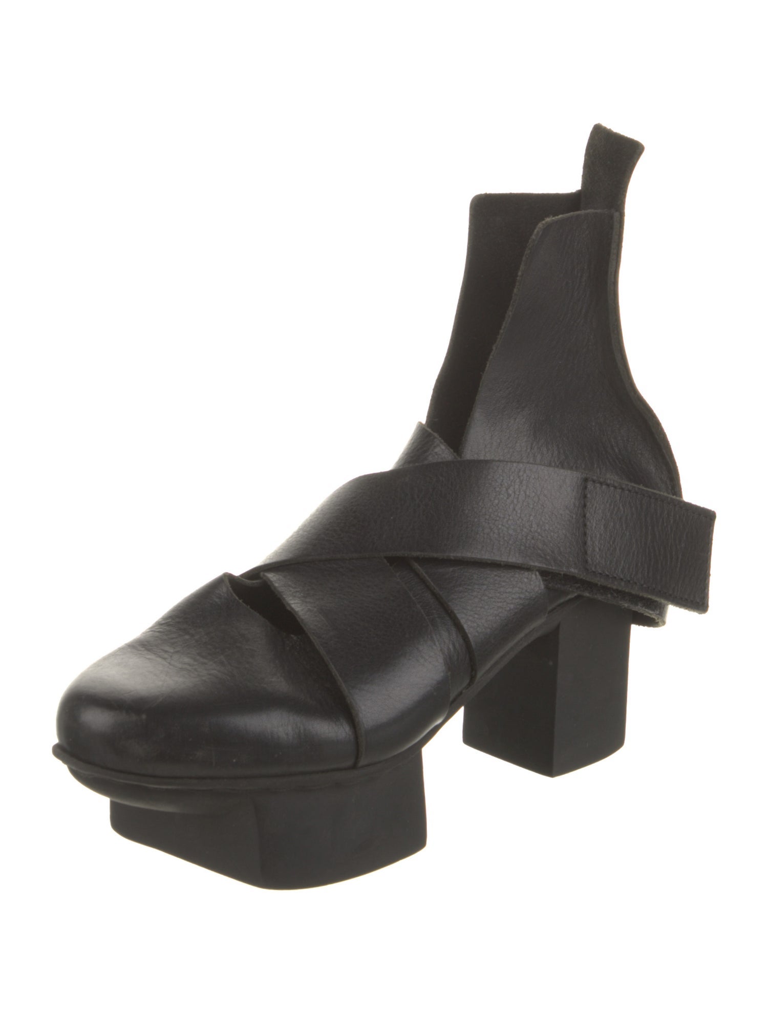 Trippen Leather Cutout Accent D'Orsay Pumps