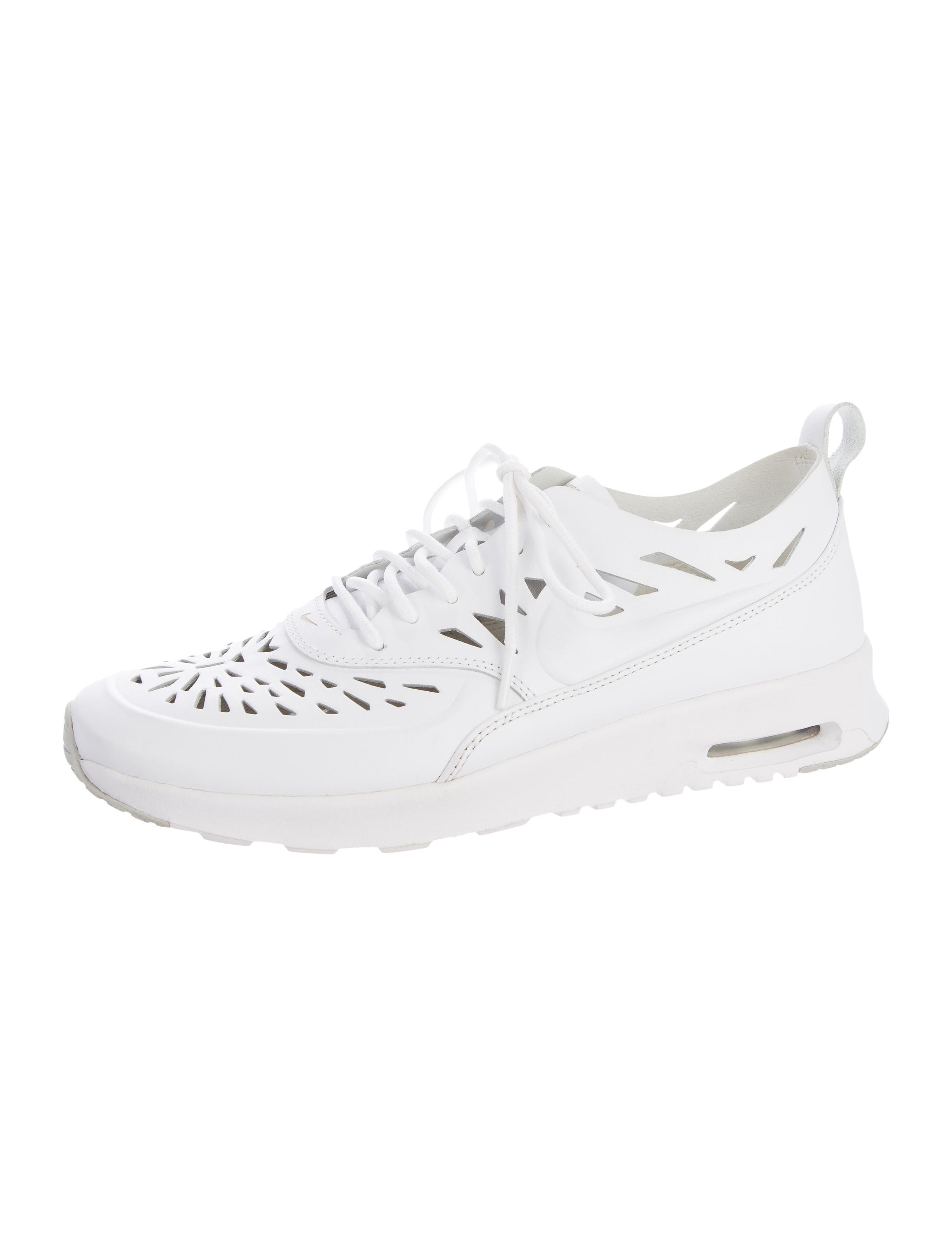 thea low top sneaker