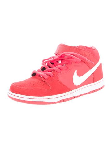 mid top nike sb