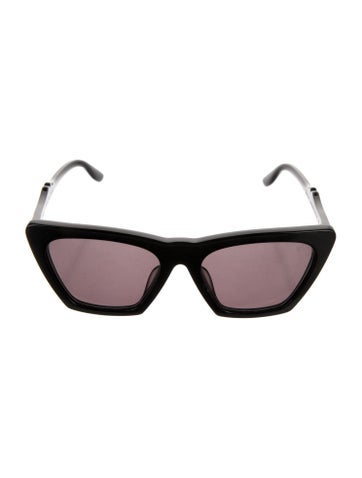 Pre-owned Illesteva Cat-eye Tinted Sunglasses In Black