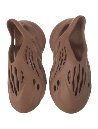 adidas Yeezy Foam RNR Clay Red Sneakers