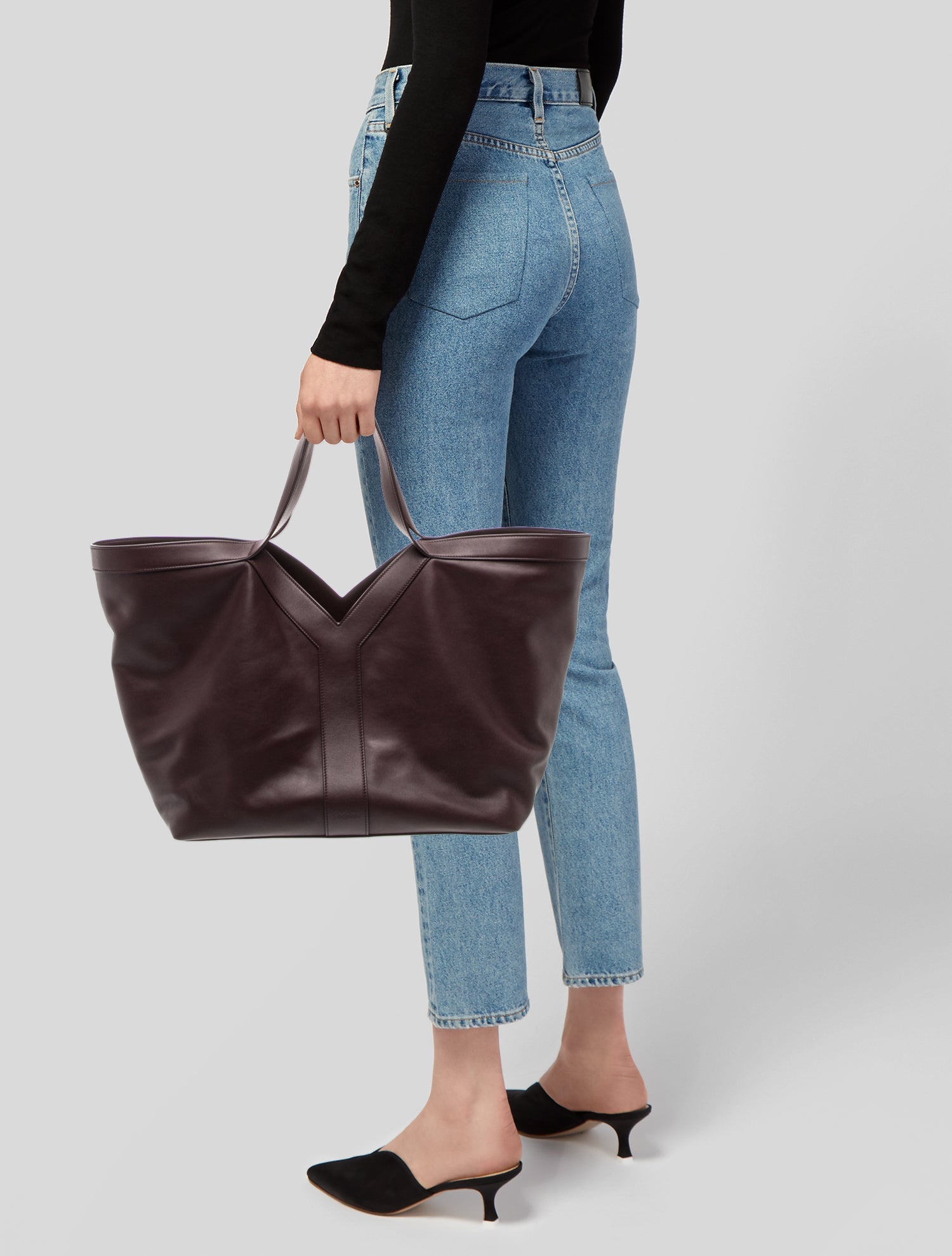 Saint Laurent Signature Y-Tote 2025