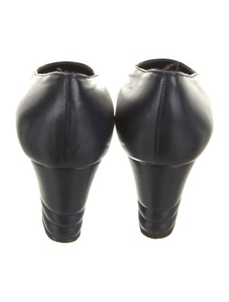 Yves Saint Laurent Leather Pumps