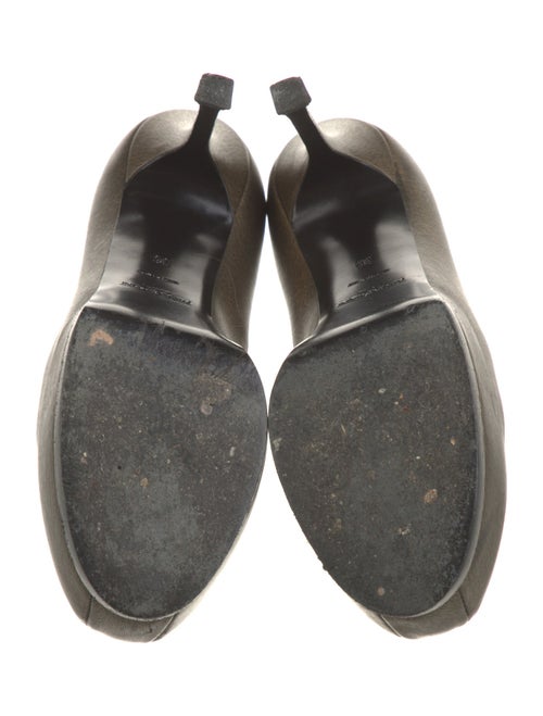 Yves Saint Laurent Leather Pumps