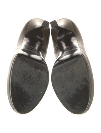Yves Saint Laurent Leather Pumps