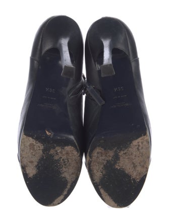 Yves Saint Laurent Leather Pumps